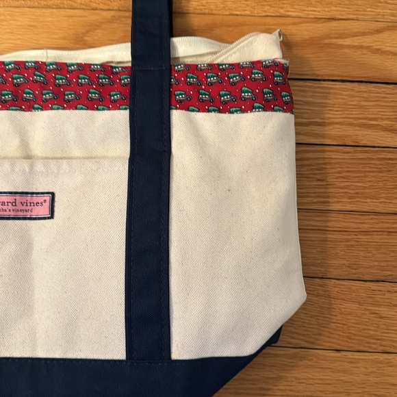 Christmas 🛻 🌲 tote by Vineyard Vines. Used. - Picture 14 of 16